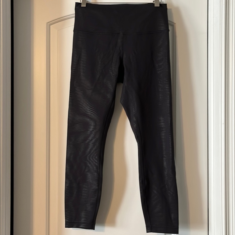 NWOT Lululemon patterned legging. Size 10. Black